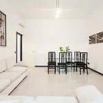 S. Maria Valle Central Roomy Flat