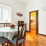 Bright Flat With Shared Garden