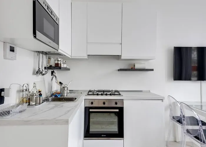 Easylife - L abbraccio dell affascinante P Romana