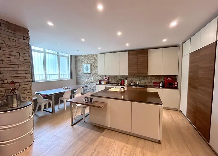 R39 Elegant Apartment With Private Parking