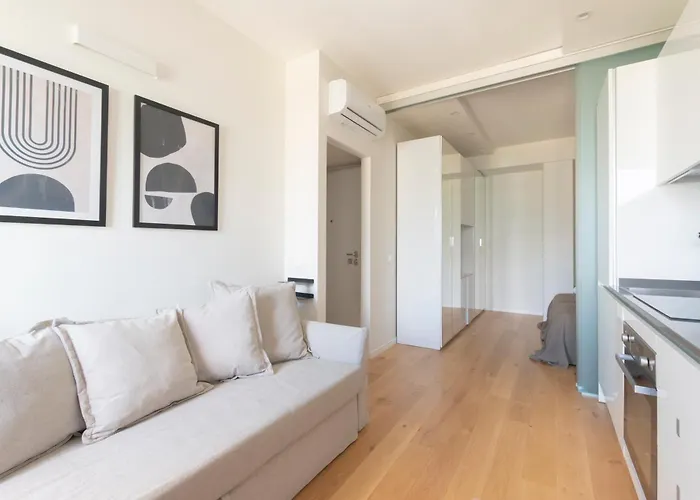 Modern & Stylish Near Isola & Central Station