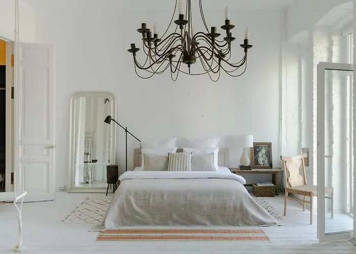 Modern Hugo Stay