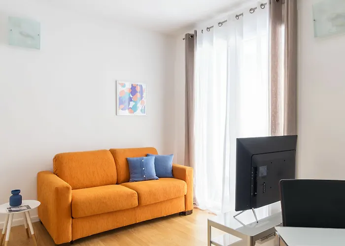Joivy Sunny 1-Bed Flat With Balcony