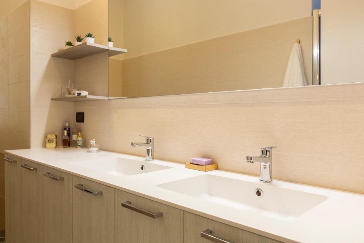 Yellow Line Apartment *