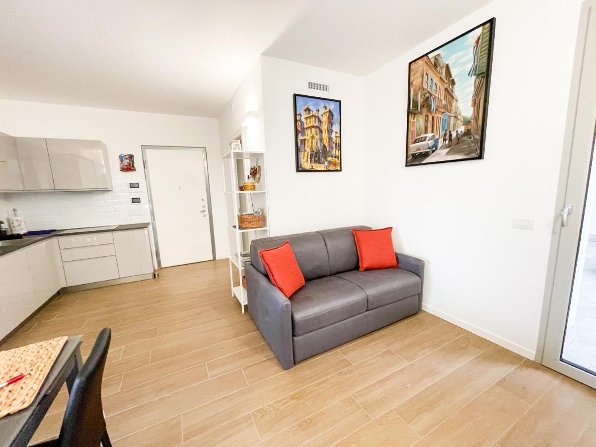 Amazing Brand New 2 Upper Scale With Gym Close To Metro