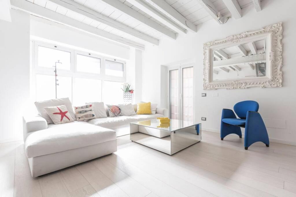 Lejlighed Unique 4 Storey House On Naviglio 4bd, 4bt Milano
