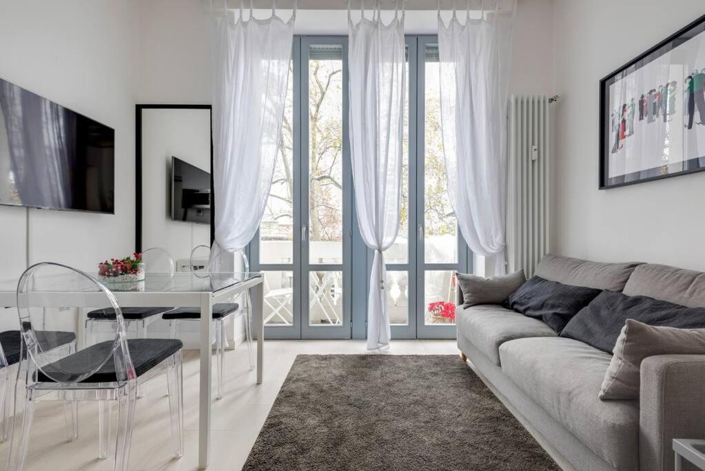 Easylife - L Abbraccio Dell Affascinante P Romana Milano