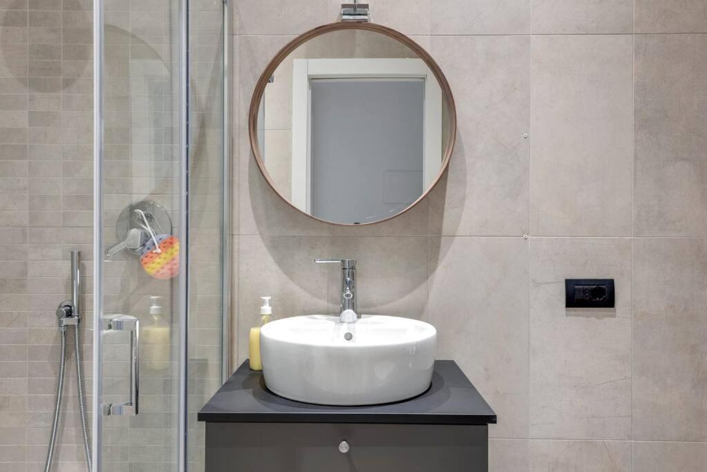 Easylife - L Abbraccio Dell Affascinante P Romana Milano