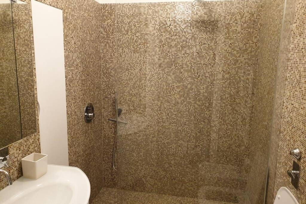 Your Lovely Home, Porta Venezia-1 Queen Bed, 3 Single Beds, 1 Sofa Bed- Apartment