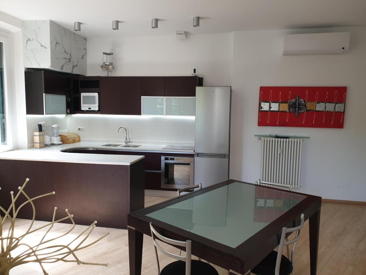 Your Lovely Home, Porta Venezia-1 Queen Bed, 3 Single Beds, 1 Sofa Bed- Apartment