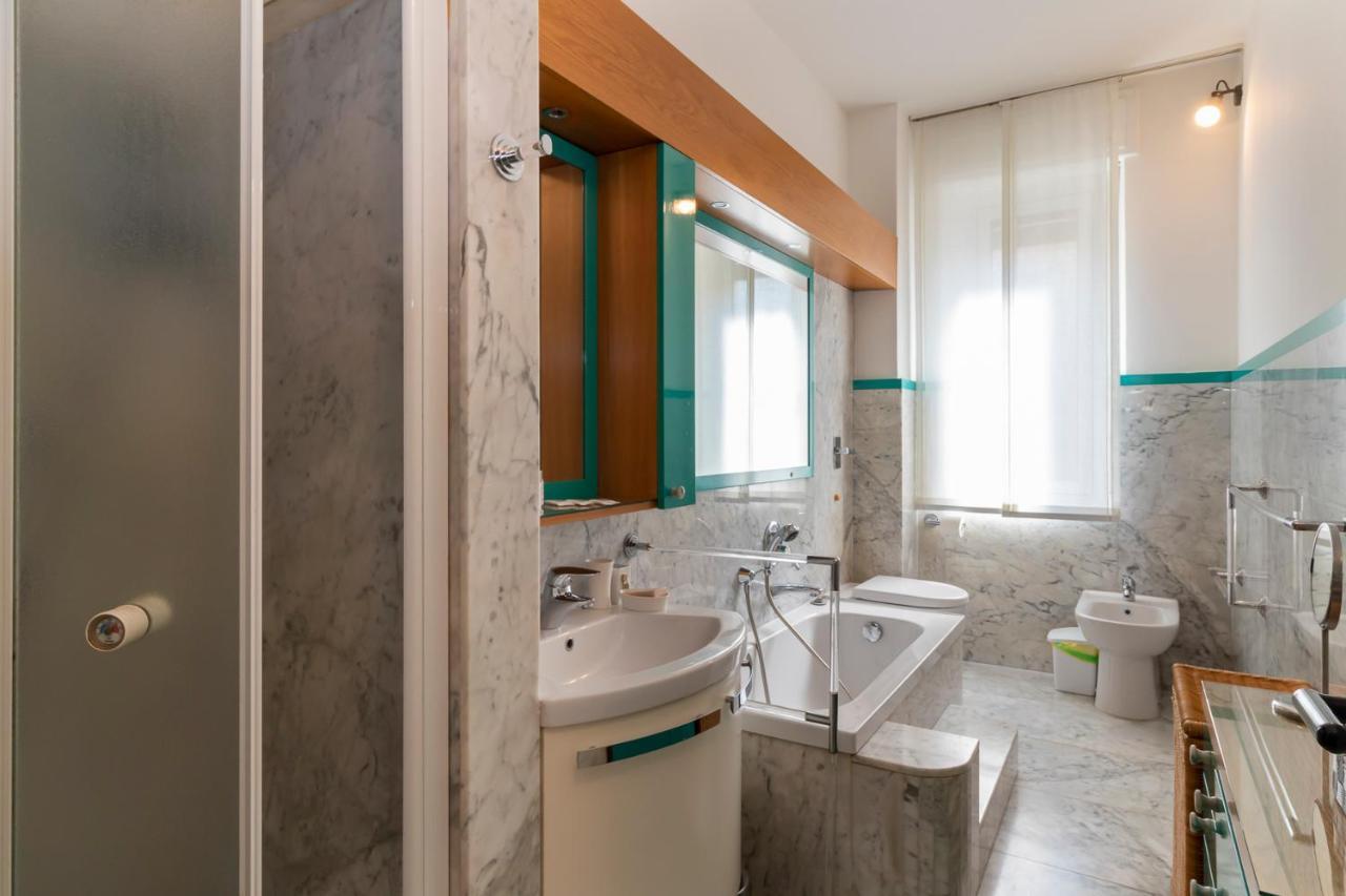 Apartment Altido Sleek Flat With Balcony, Walking Distance From Centre
