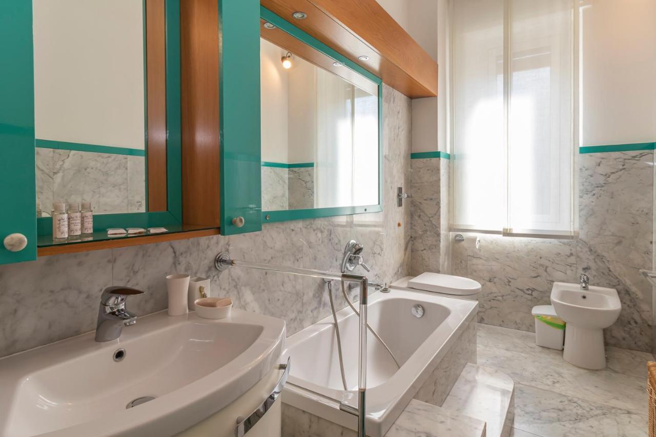 Altido Sleek Flat With Balcony, Walking Distance From Centre *