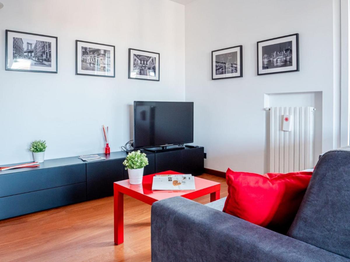 Bright One-bedroom With Terrace In Appartamento Milano