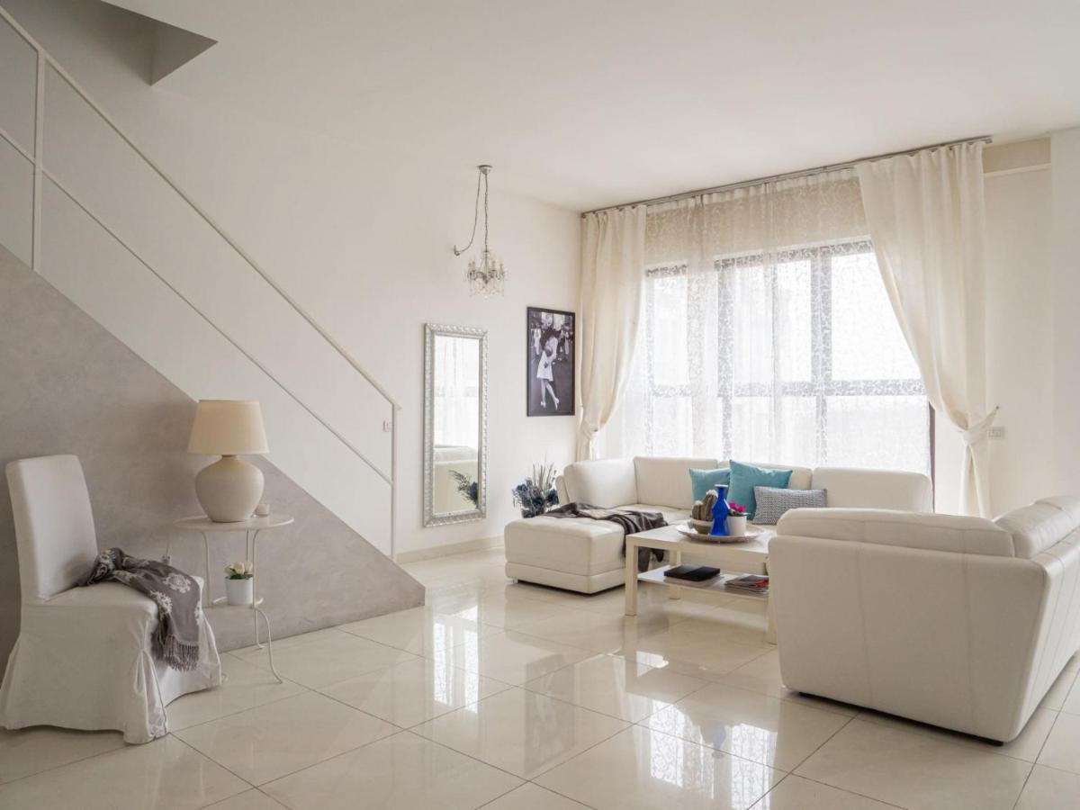 The Rent - Spacious With Balcony In Viale Monza *