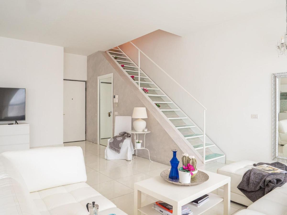 Apartment The Rent - Spacious With Balcony In Viale Monza