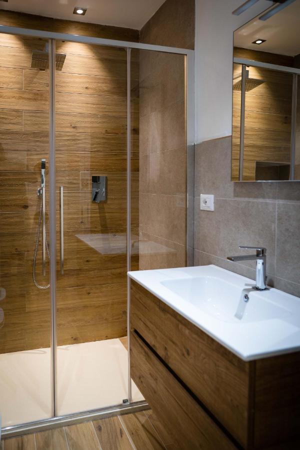 L Arche Comfort & Relax Brown Di Via Varesina * Milan