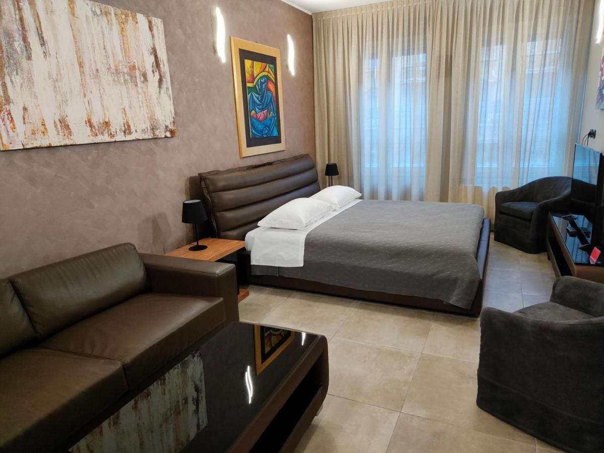 Station Apartment *