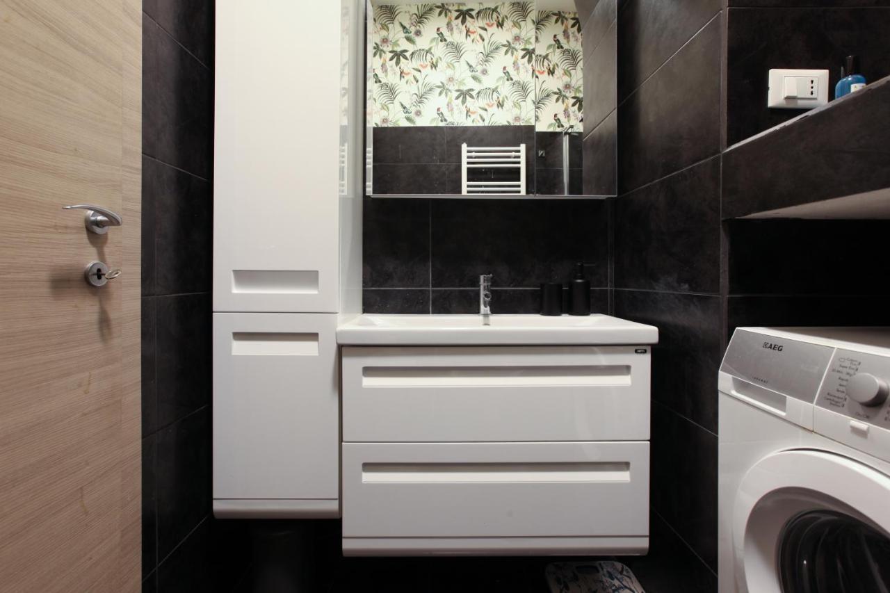 Modern Close To Shopping District Milano