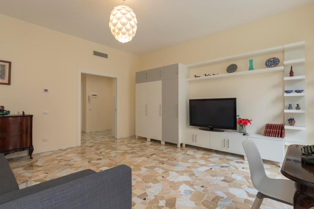 Joivy Modern 2bed Flat With Balcony, 250m From M5 Foppa And M2 Sant'agostino Milan
