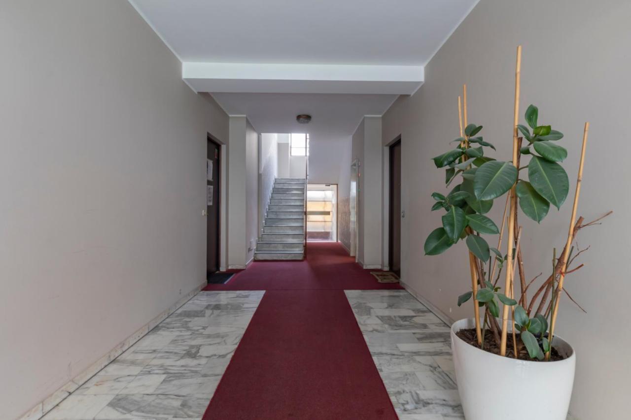 Apartment Joivy Modern 2bed Flat With Balcony, 250m From M5 Foppa And M2 Sant'agostino Milan