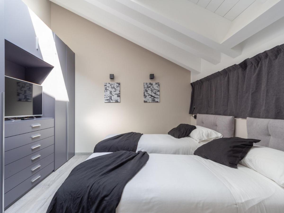 The Rent - Spacious In Paolo Sarpi * Milano