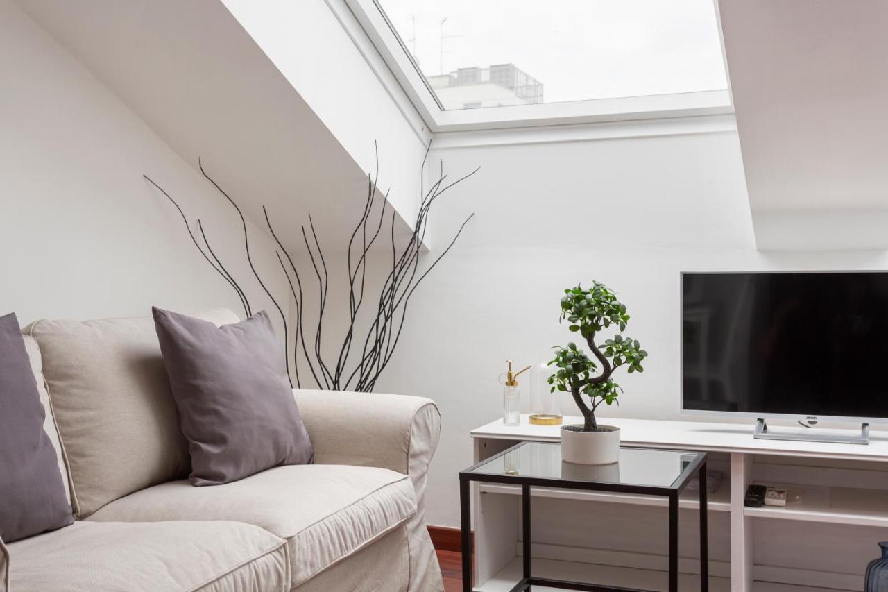 2 Bedroom 2 Bathroom Apt - Duomo 2 * Milan