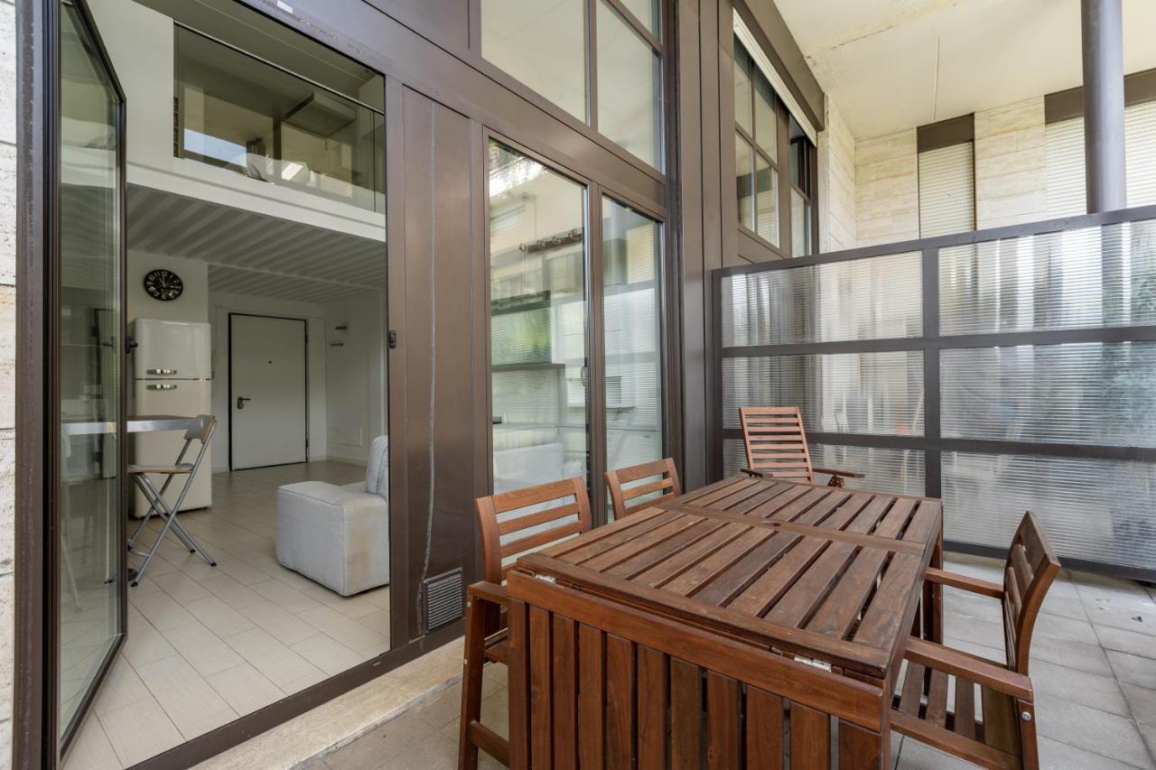 Elegant Loft With Balcony! *