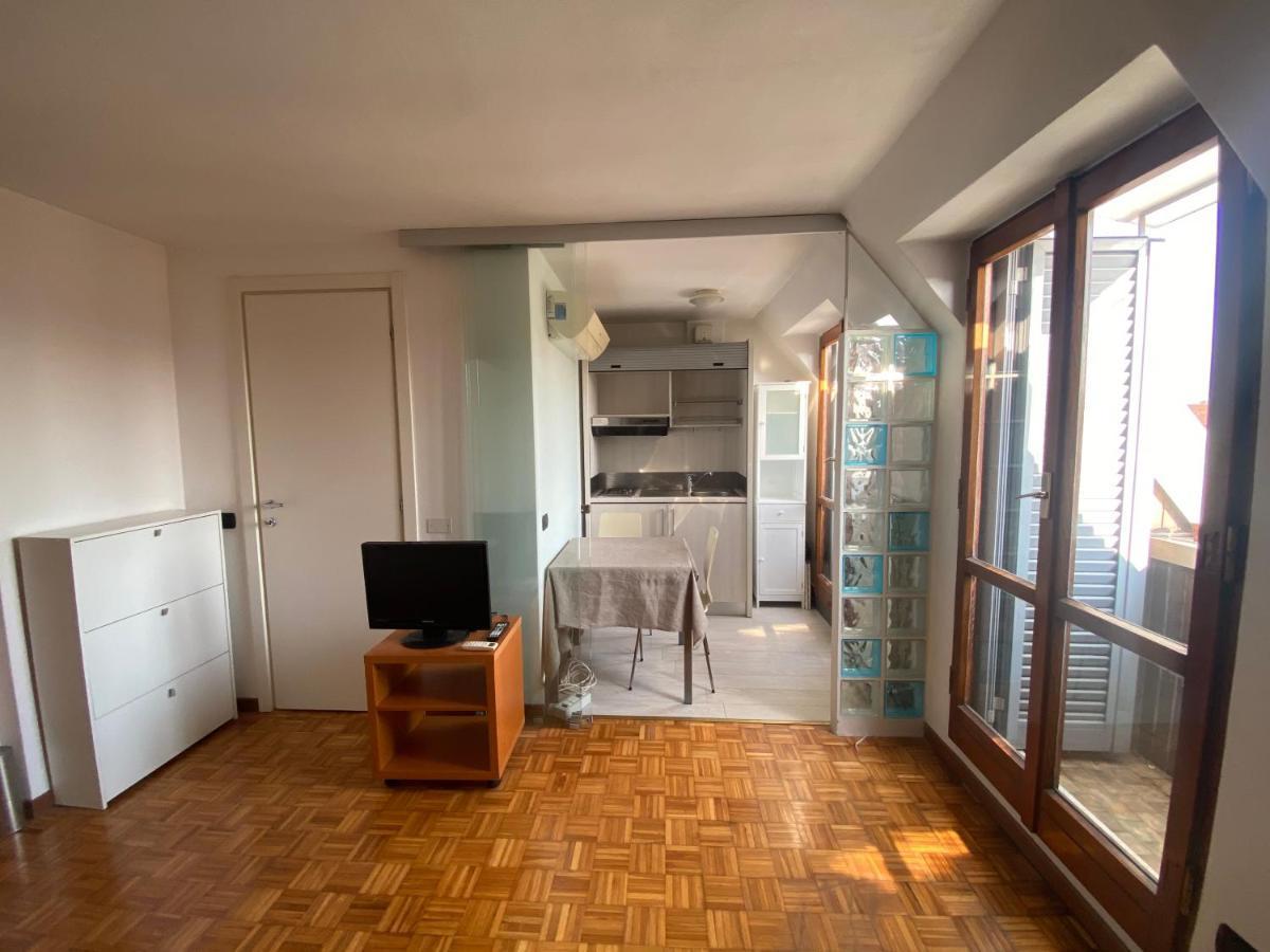 Porta Venezia, Monolocale Con Vista Sui Tetti * Milaan