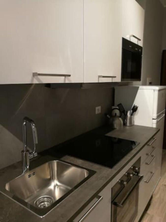 Appartamento Con Grande Terrazzo In Via Lomellina