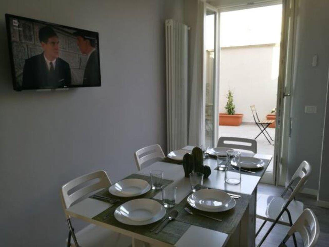Con Grande Terrazzo In Via Lomellina Appartamento