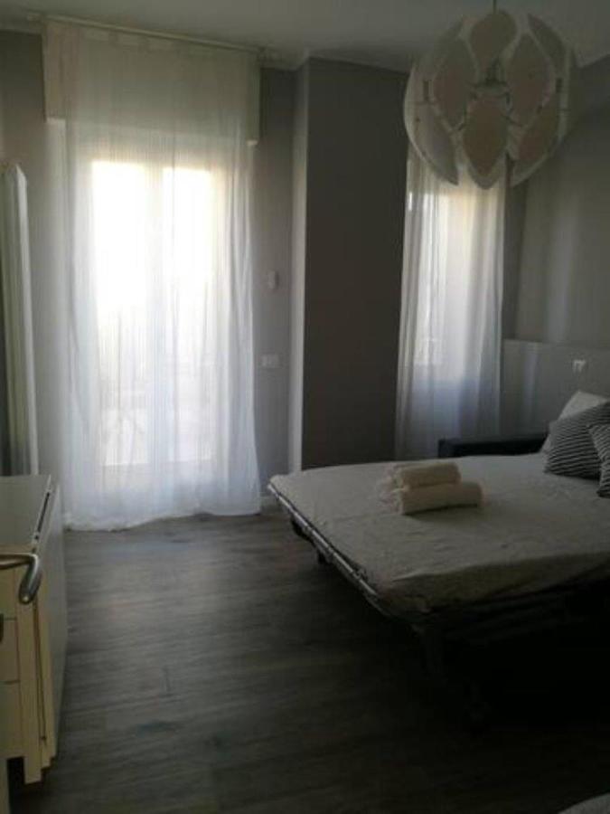 Appartamento Con Grande Terrazzo In Via Lomellina Milano
