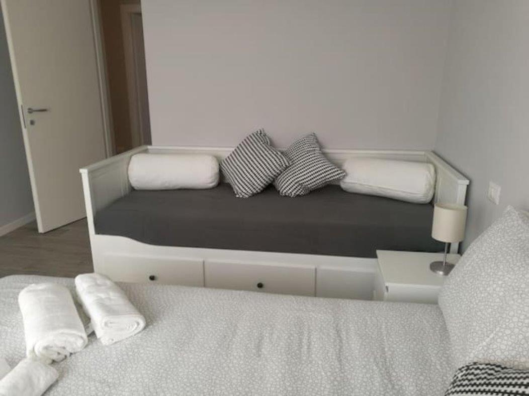 Con Grande Terrazzo In Via Lomellina Milano