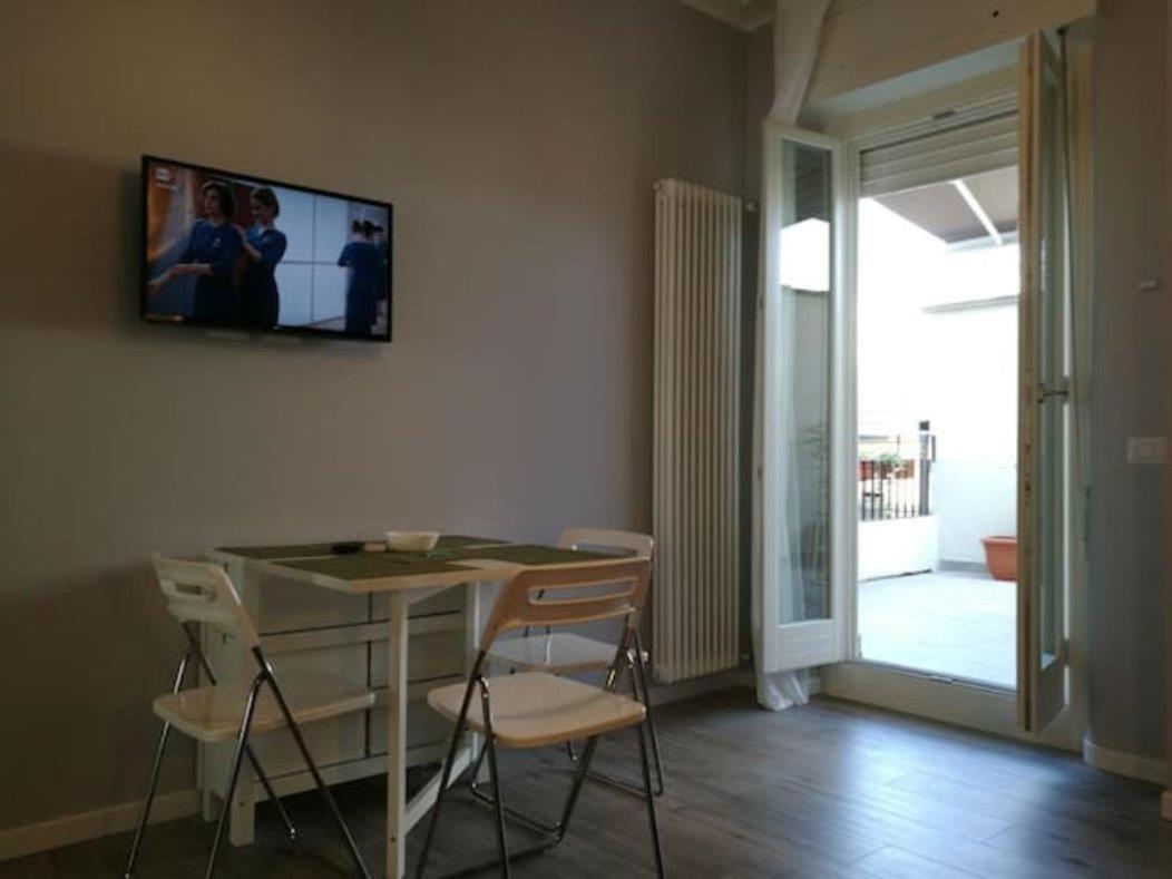 Appartamento Con Grande Terrazzo In Via Lomellina Milano