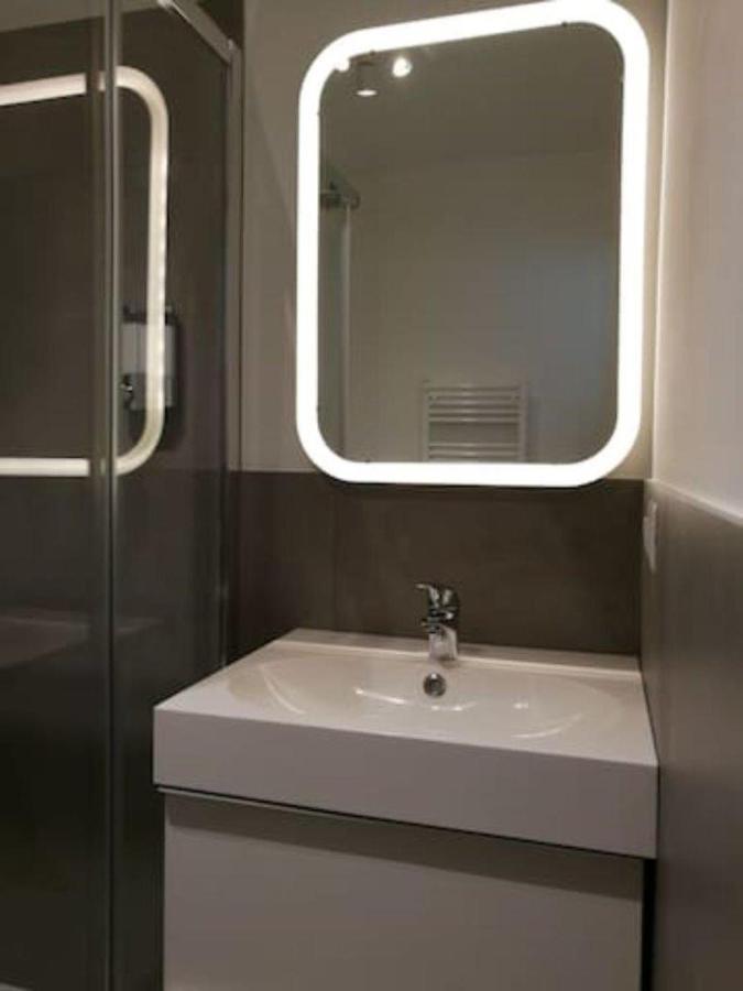 Appartamento Con Grande Terrazzo In Via Lomellina Milano