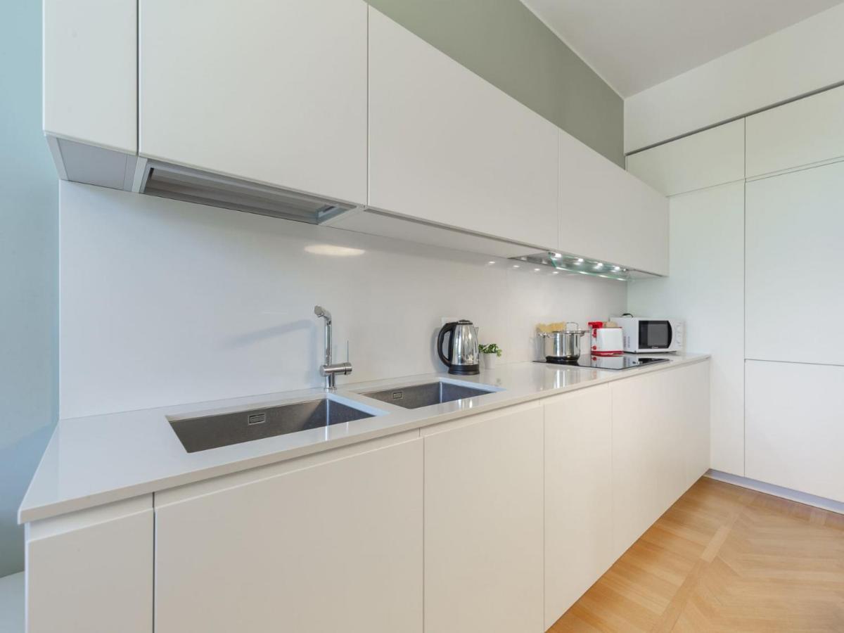 The Best Rent - Spacious Three-bedroom With Terrace Apartment