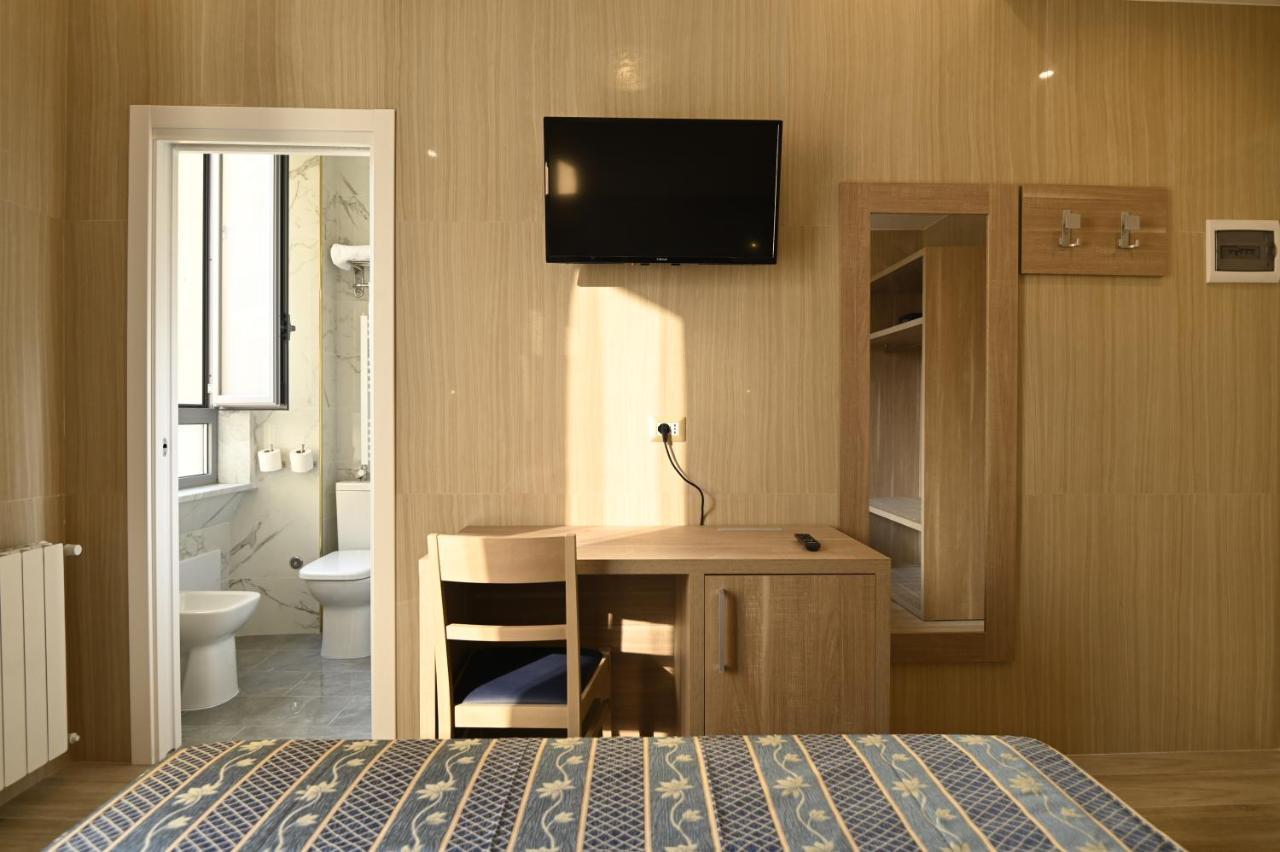Hotel Midway
