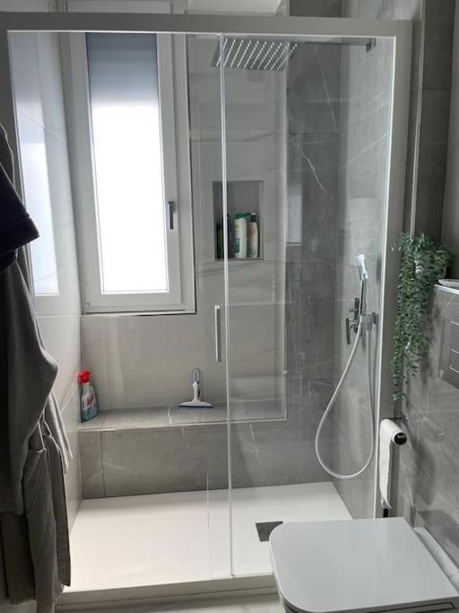 New & Bright Balcony Flat By Station Leilighet