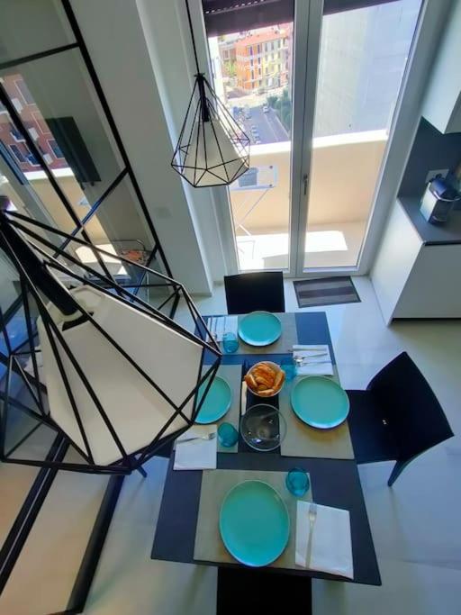 New & Bright Balcony Flat By Station *