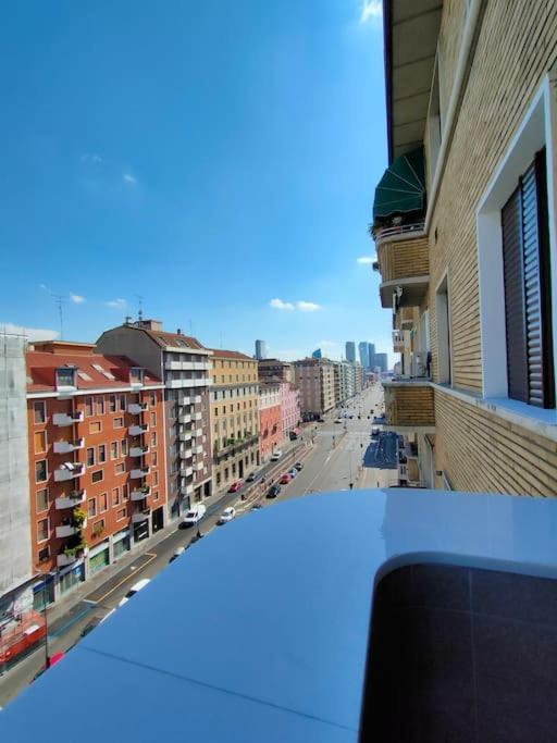 New & Bright Balcony Flat By Station
