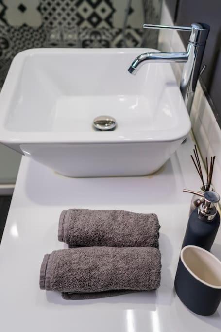 Black & White Flat In Naviglio/ Porta Genova