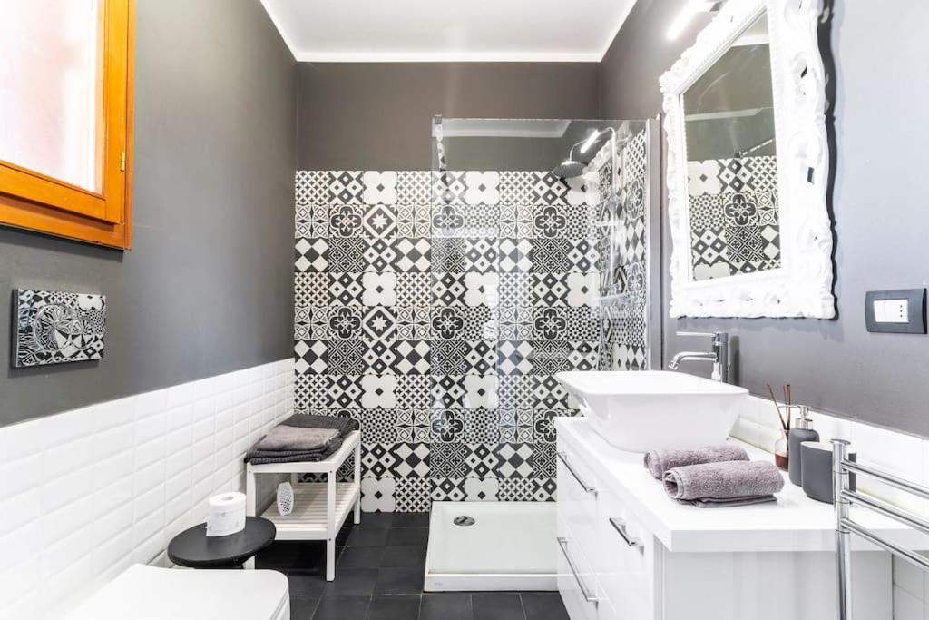 Apartment Black & White Flat In Naviglio/ Porta Genova
