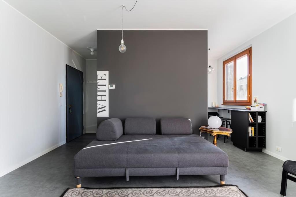 Black & White Flat In Naviglio/ Porta Genova * Milan
