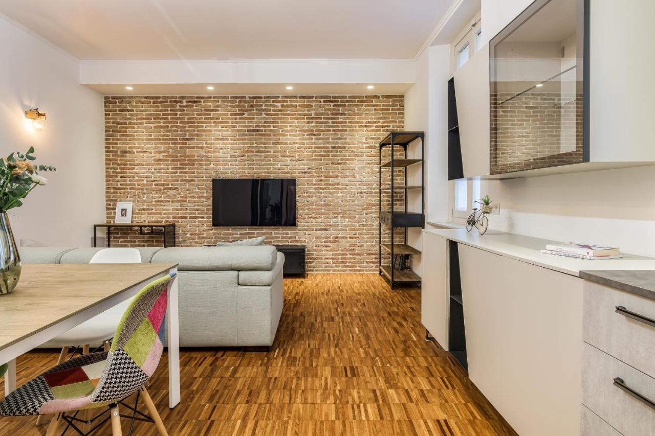 Apartment Beplace In Isola Mailand