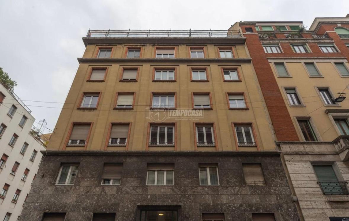 - Delizioso In Pieno Centro. Fancy Yellow * Milano