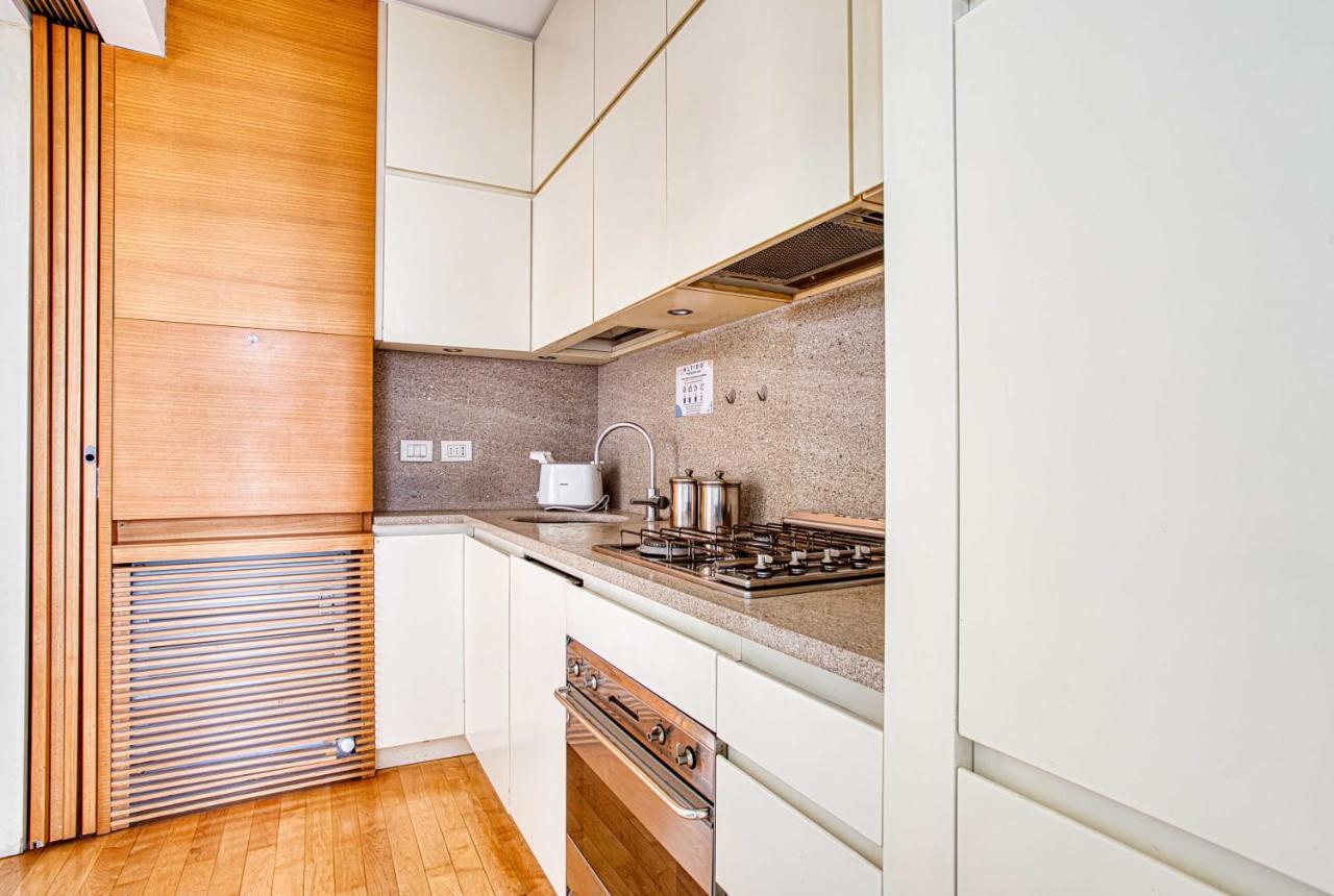 Joivy Vibrant With Balcony Apartment *