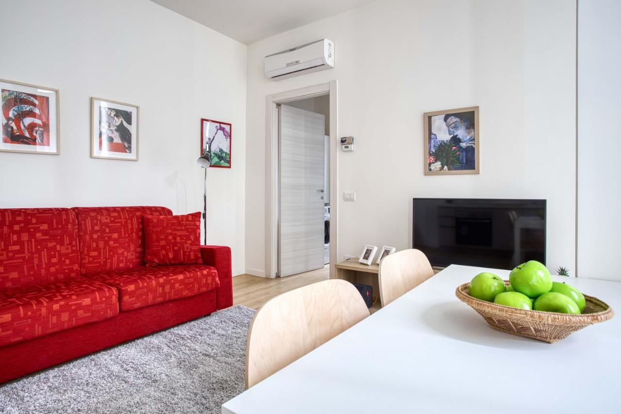Appartement Joivy Lovely Flat With Balcony Milaan