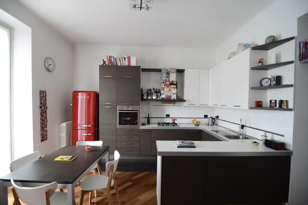 Quiet & Bright In A Sparkly District! Apartment