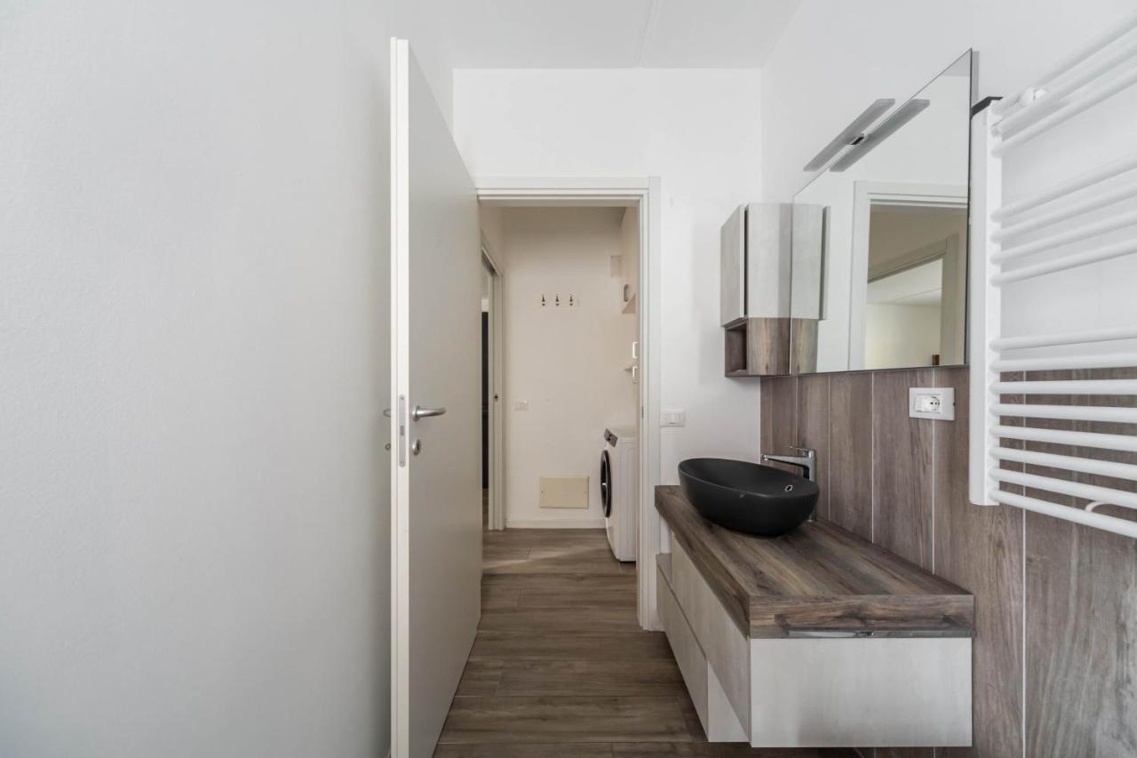 Comfy With Private Parking & Balcony Appartamento