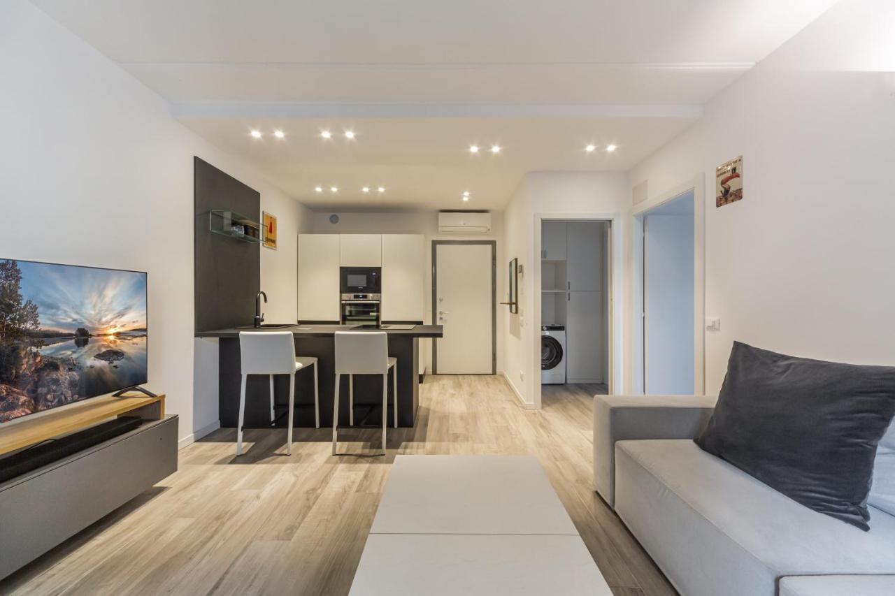 Comfy With Private Parking & Balcony Appartamento