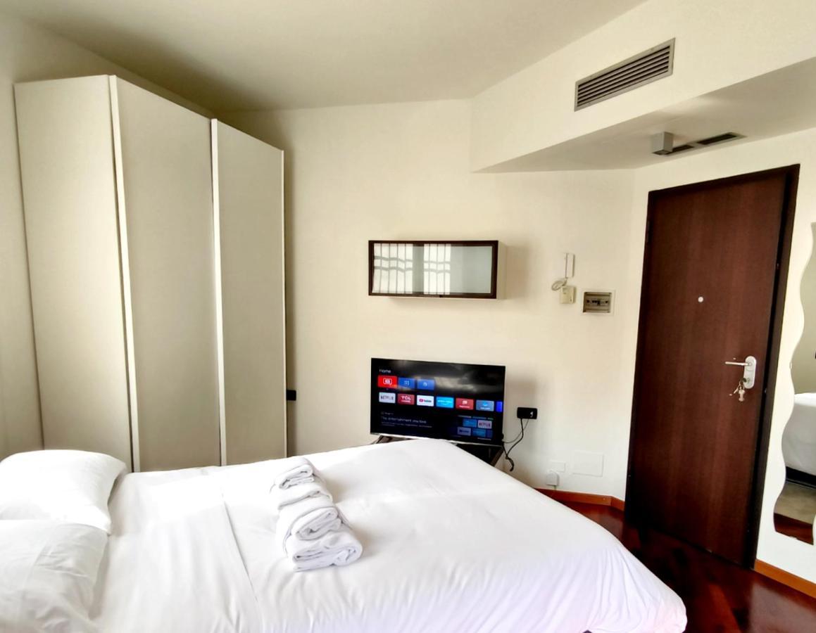 Exclusive And Unobtainable Big Terrace In Downtown With Ac, Wifi, Subway M1 And M2 In Shopping Area *
